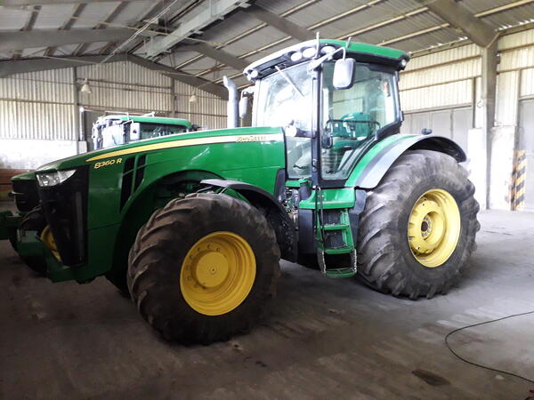Kolový traktor John Deere 8360R