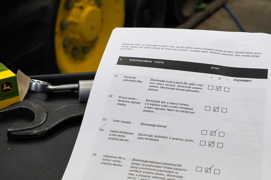 Posezónní prohlídky Expert Check vychází z předepsaných kontrolních seznamů pro jednotlivé řady traktorů a strojů. Je aktualizovaný na základě dat ze strojů a od techniků z celého světa.