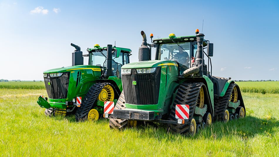 ​Na každý stroj John Deere mají zakoupený balíček precizního zemědělství FarmSight, který jim zajišťuje podporu obsluh. Pro stěžejní traktory 8R410 a 9620RX (na foto vpravo) mají zakoupený balíček ve stupni Premium, který jim v případě poruchy garantuje dodání náhradního stroje do 24 hodin