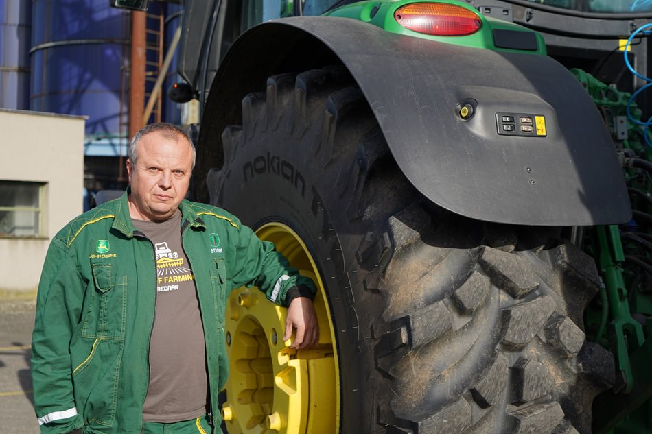 „Na silnici jsou Ground King bezvadné. Když je potřeba, zvládnou i polní práce,“ říká Libor Hřebačka - obsluha traktoru John Deere 6230R v HD Určice