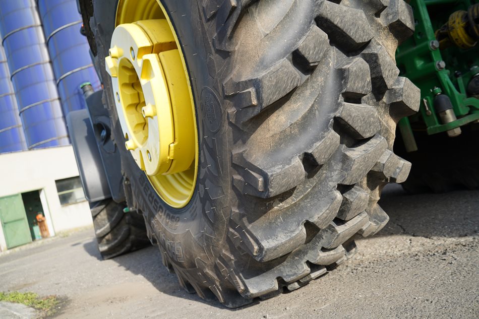 Charakteristickým rysem pneumatik Ground King je hybridní desén kombinující šípy (standardní zemědělské pneumatiky) a bloky (silniční pneumatiky).