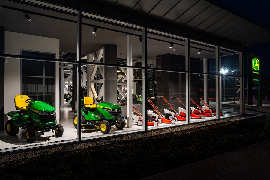 Portfolio zahradních traktorů John Deere doplňují sekačky Sabo
