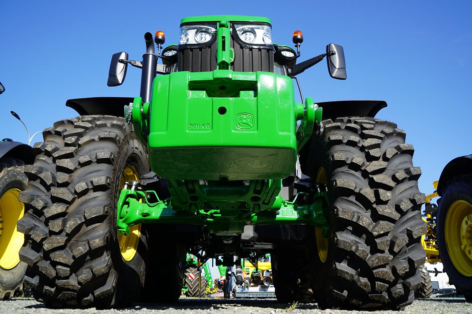 Další traktor 6R s pneumatikami Ground King, který doplnil park všestranných traktorů v ZS Sloveč, a.s.