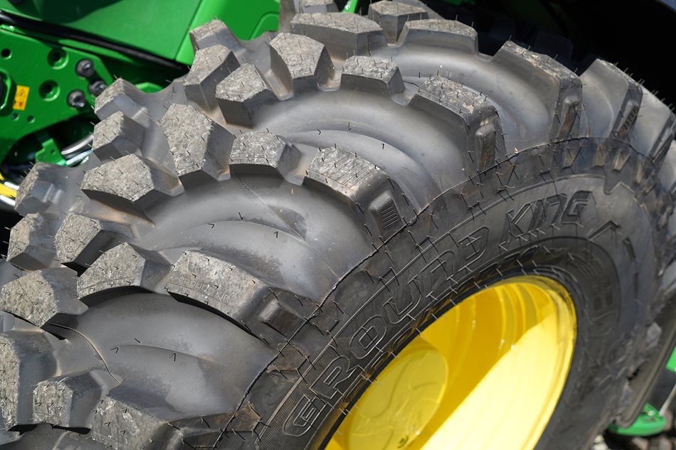 Charakteristickým rysem pneumatik Ground King je hybridní desén kombinující šípy (standardní zemědělské pneumatiky) a bloky (silniční pneumatiky).