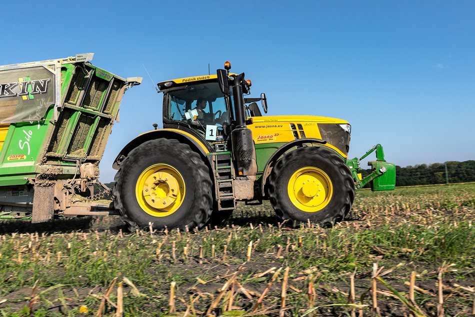 ​Součástí výkonných silážních linek jsou od roku 2020 také traktory John Deere řady 6R s převodovkami AutoPowr