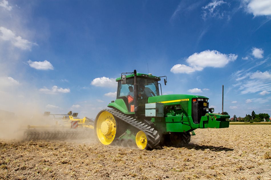 První pásový traktor v Zemědělské společnosti Sloveč byl v roce 2000 John Deere 8300T
